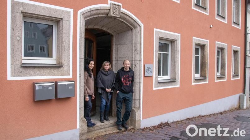 Das &quot;Schwammerl&quot;-Team vor dem Ladenraum am Unteren Markt in Erbendorf. Inhaber Michael Wildenauer und seine Mitarbeiterinnen Katja (links) und Sonja freuen sich schon auf die Eröffnung im März. Bild: Susanne Forster