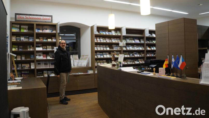 Herbert Spichtinger zeigt gerne das umfangreiche Angebot an Prospekten, das er im Tourist-Büro verwaltet. Bild: wel