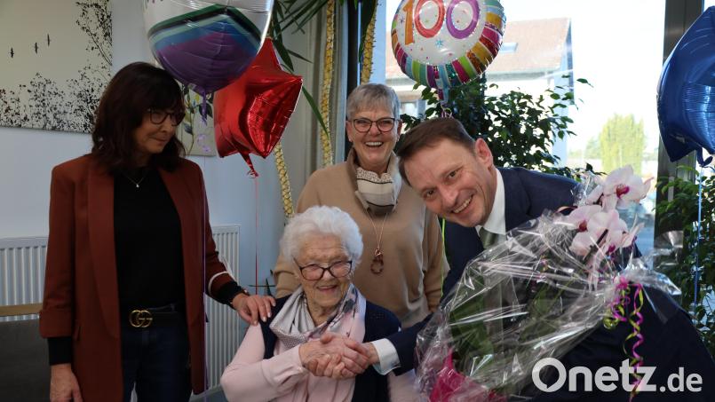 Im Seniorenheim St. Konrad gratulieren die Einrichtungsleiterin Elvira Völkl (links) und Oberbürgermeister Jens Meyer (rechts) Hildegard Hinte (vorne) zum 100. Geburtstag. Auch Tochter Elisabeth Stahl (hinten) wünscht ihrer Mutter alles Gute. Bild: Pressestelle Weiden/exb