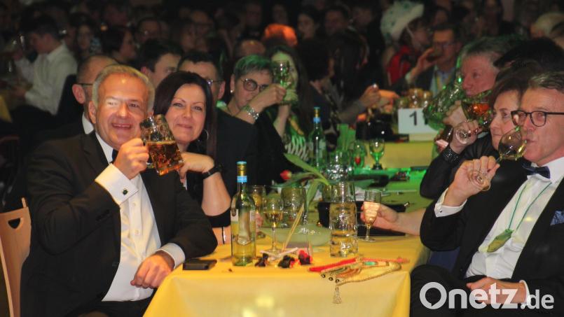 Währen der Landrat und seine Frau während der Büttenrede lächelten., braut sich bei Franz Stahl und seiner Frau Cornelia schon etwas zusammen, die Gesichter zeigen es. Bild: kro