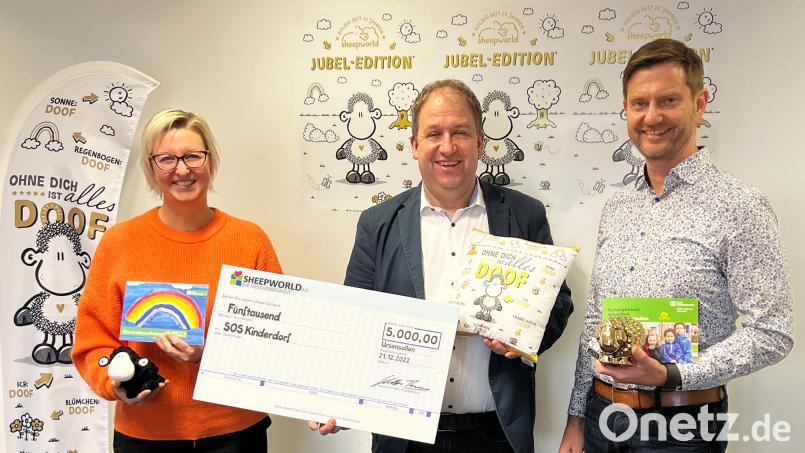 Melanie Greiner (links) und Thomas Schaller (rechts) übergeben im Namen der Sheepworld AG den Spendenscheck und einige Geschenke an Holger Hassel vom SOS-Kinderdorf Oberpfalz. Bild: K. Oursin/exb