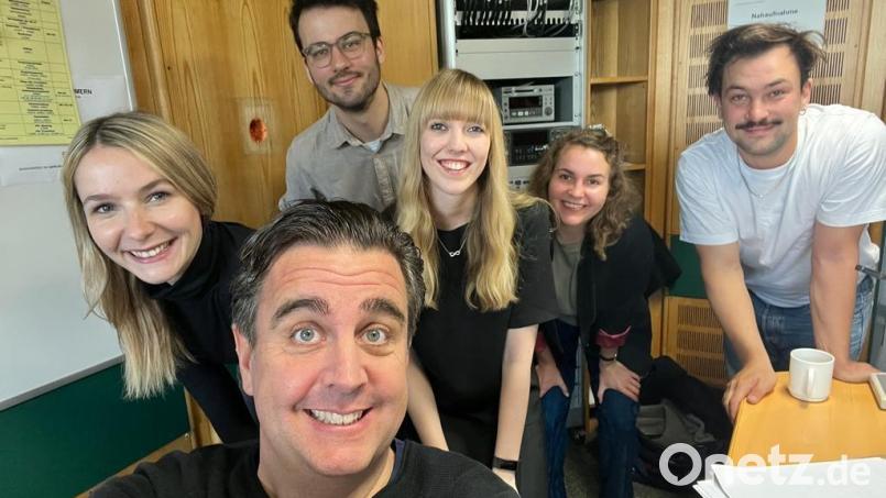 Selfie von Bastian Pastewka (vorne) mit Julia Gruber (von links), Gregor Schmalzried (Autor), Vroni Schmalzried, Maresa Sedlmair und Sebastian Kempf bei der ARD-Hörspiel-Produktion „Mia Insomnia“ Bild: Bastian Pastewka/exb