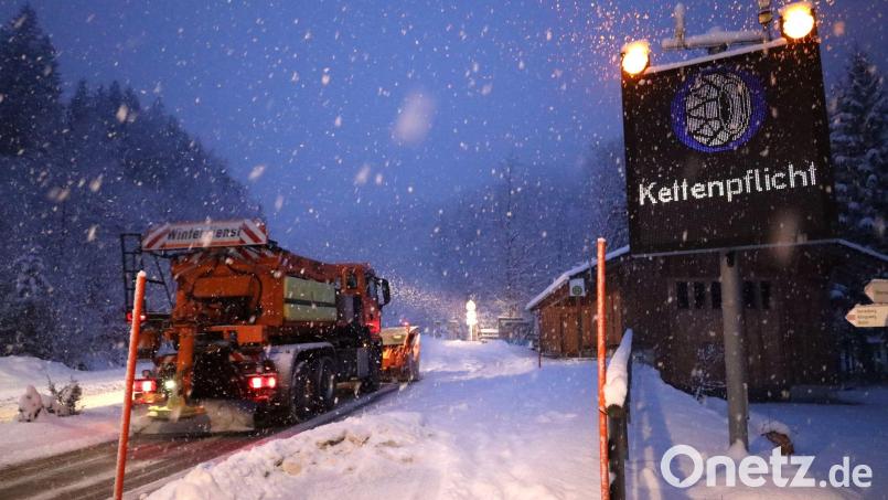 In Alpennähe herrscht erhöhte Lawinengefahr. Symbolbild: Davor Knappmeyer/dpa