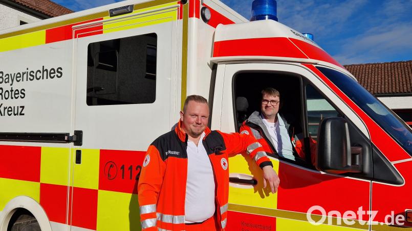 Die Notfallsanitäter Dominik Schmid (links) und Thomas Diegel vom BRK Schwandorf haben in ihrer langen Zeit beim Roten Kreuz schon sehr freundliche und sehr viel weniger freundliche Patienten erlebt. Bild: Thomas Dobler