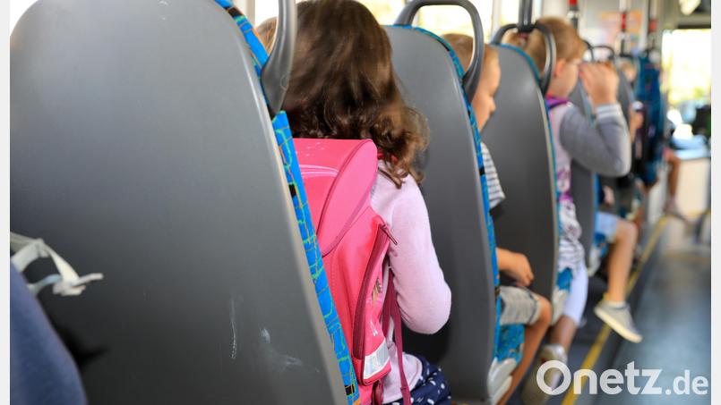 Kinder sitzen in einem Bus. Im niedersächsischen Meppen ist ein Bub dort vergessen worden und musste stundelang warten. Bild: Peter Gercke/Dpa