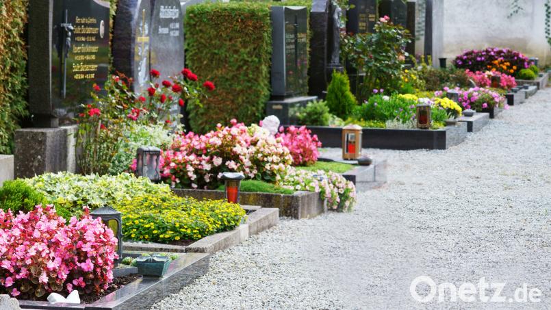Mit einem Diebstahl auf dem Friedhof in Arzberg hat es die Polizei zu tun. Symbolbild: Johanna Mühlbauer/stock.adobe.com/exb
