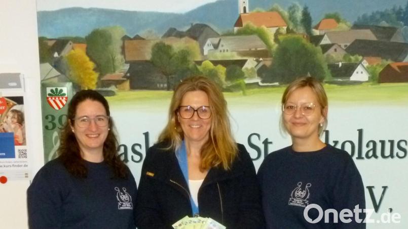 Musikvereinsvorsitzende Maria Schmidt (rechts) und Justina Weigl (links) überreichten die Spende an Dr. Stephanie Franke. Bild: lts