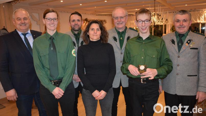 Bei der Jahresversammlung zeichnete der Schützenverein Großensees auch die neuen Vereinsmeister aus. Auf dem Bild (von links) Bürgermeister Johann Burger, Christine Gradl, Markus Haberkorn, Anita Kistenpfennig, Schützenmeister Erich Völkl, Benedikt Haberkorn und Vorsitzender Helmut Kipferl. Bild: jr