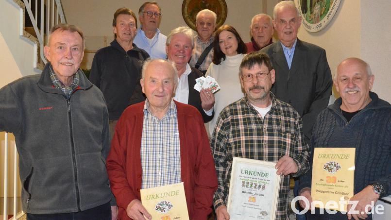 Die neue Vorstandschaft der Kartenfreunde "Grüne Au" ehrte ihre Jubilare und Vereinsmeister. Bild: Kunz