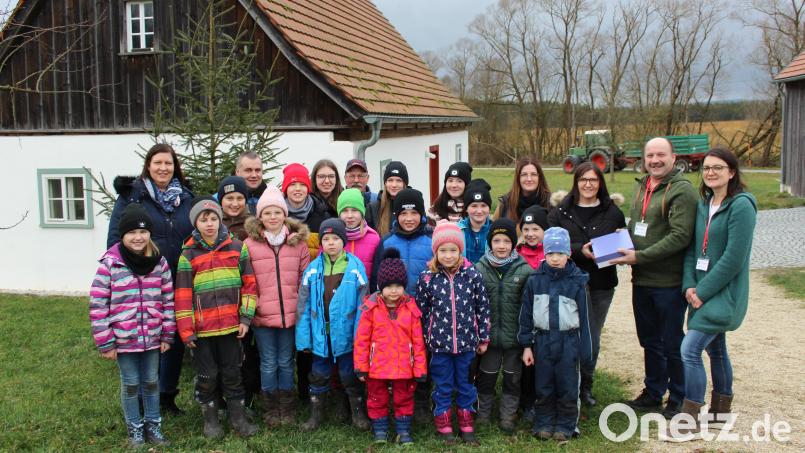 Die Katholische Landvolkbewegung spendete heuer aus der Christbaumsammlung 1150 Euro an die Kinderkrebshilfe Oberpfalz-Nord. Beate Gmeiner und Thomas Mathes (von rechts) vom Vorstand der Kinderkrebshilfe nahmen die Spende entgegen. Bild: heb