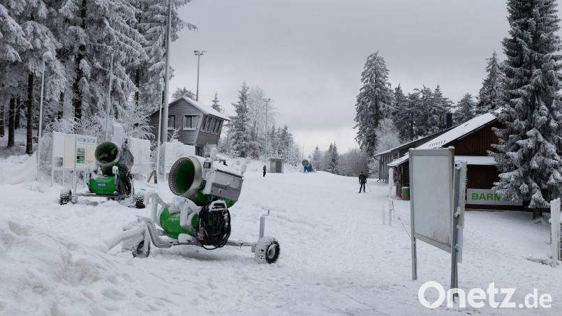 Das Skilanglaufzentrum (SLZ) Silberhütte ist ein beliebter Ausflugsort für Wintersportler und Spaziergänger. Skating-Langläufer können dort derzeit schon ganz gut fahren. Bis zu fünf Zentimeter dick liegt am SLZ derzeit der Schnee. Bis die Klassik-Langlaufloipe gespurt werden kann, braucht es noch eine einige Zentimeter mehr. Bild: Susanne Forster