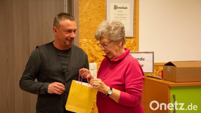 Orthopädischer Schuhmacher Karl Bauer (mit Juane Demleitner) hält beim AWO-Senioren-Café Ü 50 einen Vortrag über sine Arbeit und gibt den Zuhörern wichtige Tipps mit auf den Weg. Bild: Michael Welnhofer/exb