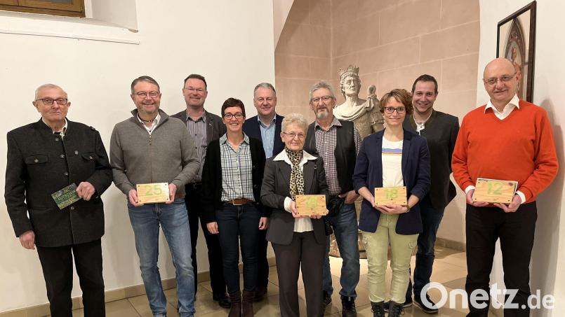 Sie sind Vorbilder für einen umweltbewussten und nachhaltigen Lebensstil. Dafür erhielten die Preisträger – vier von fünf sind erschienen - die „Grüne Hausnummer“ von Landrat Richard Reisinger überreicht (von links): Franz und Hans Martin Grötsch, Florian Junkes (Vorsitzender ZEN-Förderverein), Michaela Basler (Kreisfachberaterin Gartenbau und Landschaftspflege), Landrat Richard Reisinger, Antonia und Gerhard Gotthans, Tina und Roman Palecki, Dr. Martin Pöllath. Bild: Christine Hollederer