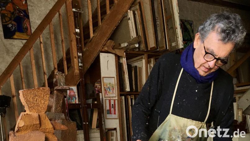 Künstler Heiko Herrmann bei seiner Arbeit im Atelier. Bild: Rosemarie Herrmann/exb