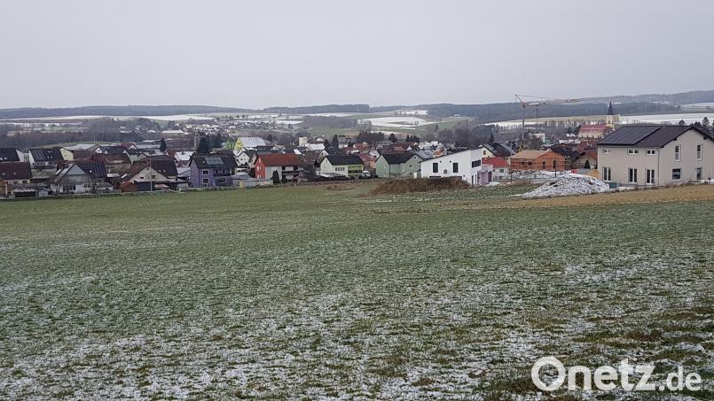 Im Neubaugebiet „Steinling III“ herrscht rege Bautätigkeit. Moosbach hat dort die Verfügungsgewalt über mehr als 80 Bauplätze. 30 Plätze wurden bisher schon und 23 Plätze werden 2023 neu erschlossen. Es handelt sich dabei um die Gründlandfläche auf dem Bild. Bild: gi
