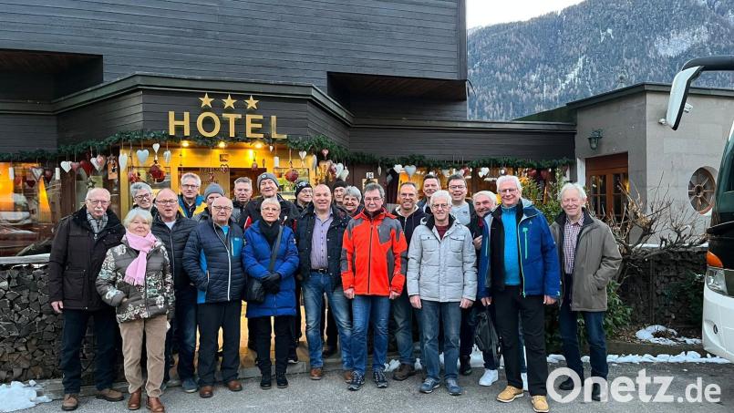Gemeinsam stellen sich die Teilnehmer der Wintersportwoche zum Erinnerungsfoto auf. Bild: mül