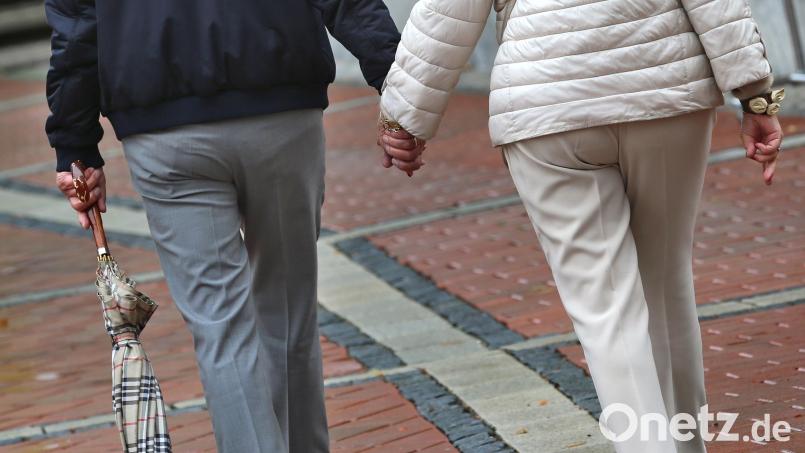 Viele Senioren gehören längst noch nicht zum alten Eisen. Sie kennen sich am Computer aus, nutzen Social Media und haben oft Zeit und genug Geld, um sich die schönen Dinge im Leben zu gönnen. Symbolbild: Karl-Josef Hildenbrand/dpa