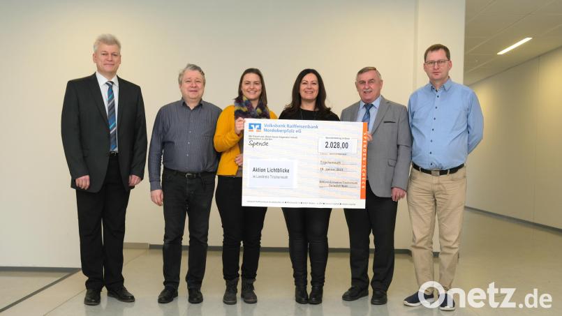 Matthias Weiser (stellvertretender Schulleiter), Hermann und Stefanie Heinrich (Musiklehrer), Schirmherrin Claudia Grillmeier, Schulleiter Albert Bauer und Musiklehrer Andreas Sagstetter freuen sich über die Rekordsumme von über 2000 Euro für Lichtblicke. Bild: Stiftland-Gymnasium/exb