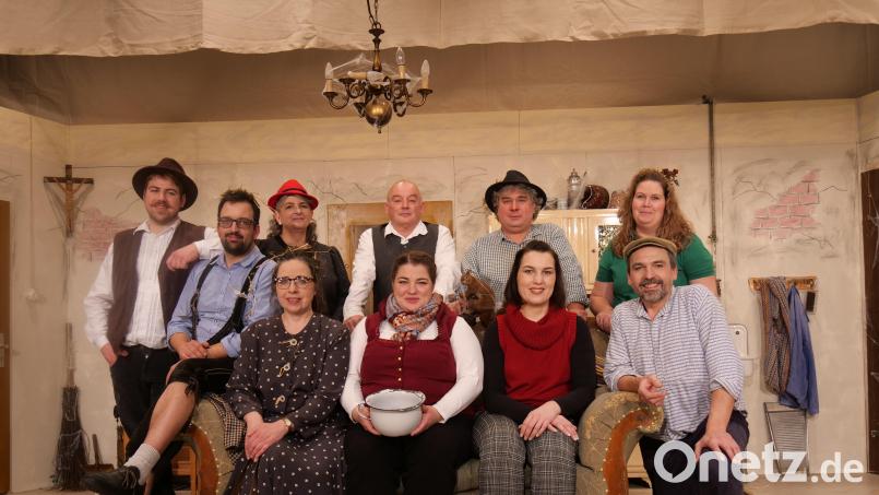 Die Akteure der Goaslandler, die den &quot;Bodschamperlspuk&quot; aufführten (hintere Reihe, von links): Johannes Haas, Marcus Färber, Marion Fleischmann, Regisseur Gerhard Schnabel, Gerhard Fleischmann und Souffleuse Anke Mikalauskas; vordere Reihe (von links): Birgitt Foschum, Franziska Haas-Würz, Kristin Wiesner und Armin Hofrichter. Bild: D`Goaslandler/Schnabel/exb