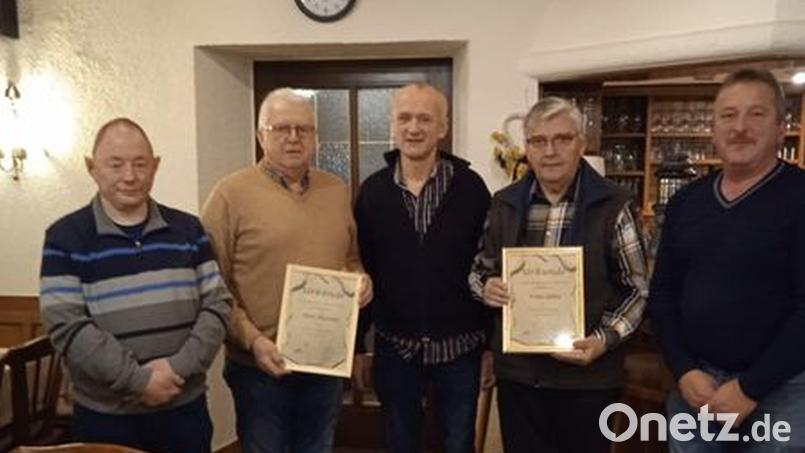 Zweiter Vorsitzender Josef Prem (Mitte) ehrt Mitglieder für 50 Jahre Treue. Bild: gi