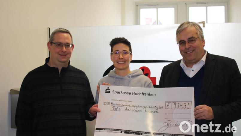 Großherzige Spende des Gymnasiums für Waisenkinderdorf in Ruanda: Im Bild von links Oberstudienrat Christian Metz, Oberstudienrätin Melanie Wydra, Schulleiter Joachim Zembsch. Bild: Luisenburg-Gymnasium/exb