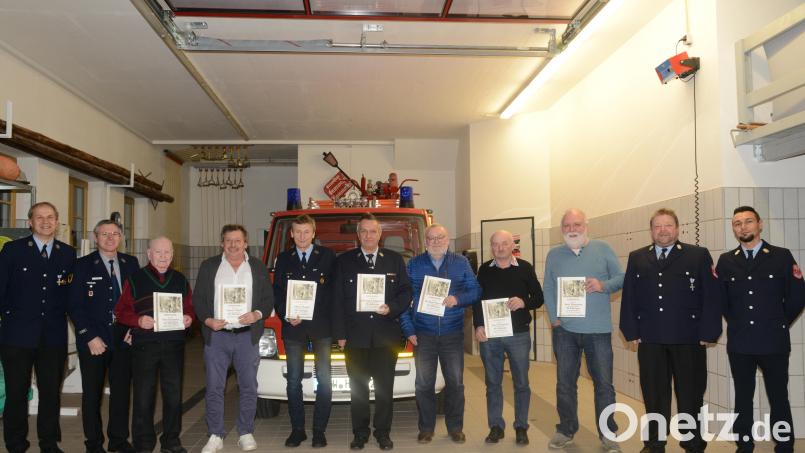 Kommandant Konrad Adam, Bürgermeister Reinhard Sollfrank (Erster und Zweiter von links), Zweiter Vorsitzender Christoph Skutella und Vorsitzender Wolfgang Schraml (Erster und Zweiter von rechts) freuen sich die fünf Jahrzehnte lange Treue von (mit Urkunde von links) Otto Bäumler, Robert Härtl, Albert Heindl, Hermann Sellmeyer, Berthold Sparrer, Karl Wismann und Josef Baumann zur Feuerwehr Hammerles zu ehren. Bild: bey