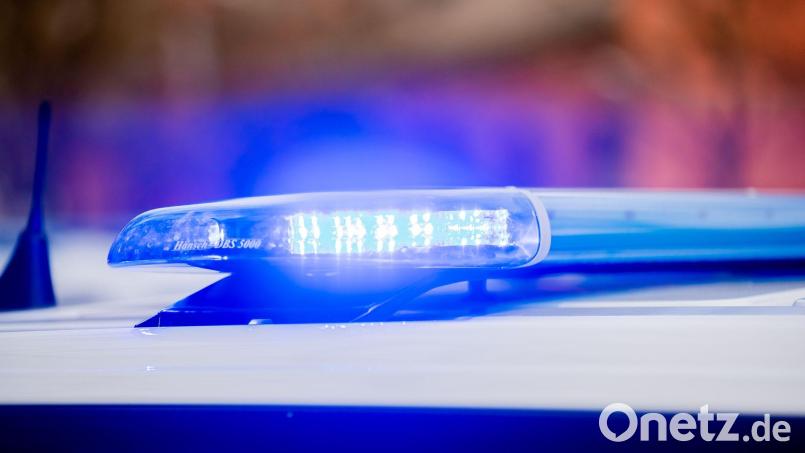 Das Blaulicht eines Polizeifahrzeuges leuchtet. Bild: Christoph Soeder/dpa/Symbolbild