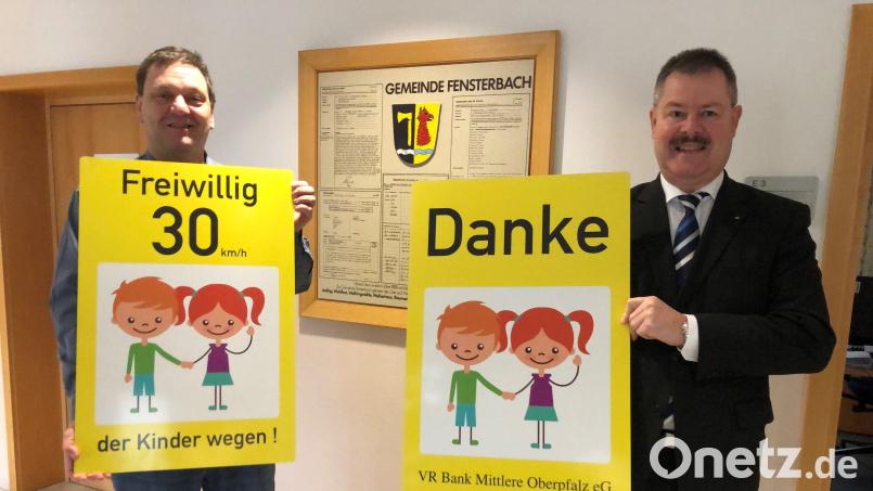 Bernhard Werner von der VR Bank Mittlere Oberpfalz eG überreichte Bürgermeister Christian Ziegler &quot;Freiwillig Zone 30&quot;-Schilder für die Ortschaft Högling. Bild: Ziegler/exb