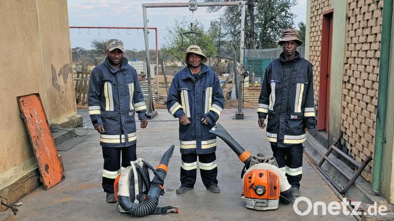 Mit umgebauten Laubbläsern stellen sich Farmer in Namibia den Buschbränden. Dank Spenden aus der Oberpfalz können sie sich nun wenigstens mit Profikleidung schützen. Bild: Lions Club Weiden/Richthammer/exb