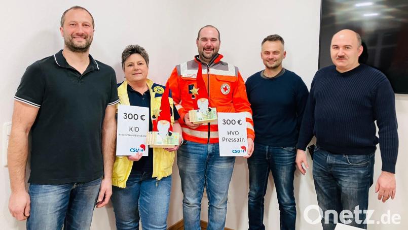 Bei der Nikolausaktion in Schwarzenbach kamen durch Spenden 600 Euro zusammen, die nun überreicht wurden. Dabei waren: (von links) Tobias Busch (CSU Schwarzenbach), Sandra Hösl (PSNV), Florian Eibl (HVO Pressath), Andreas Kick (CSU Schwarzenbach) und Johann Rupprecht (CSU Schwarzenbach). Bild: CSU Schwarzenbach/exb