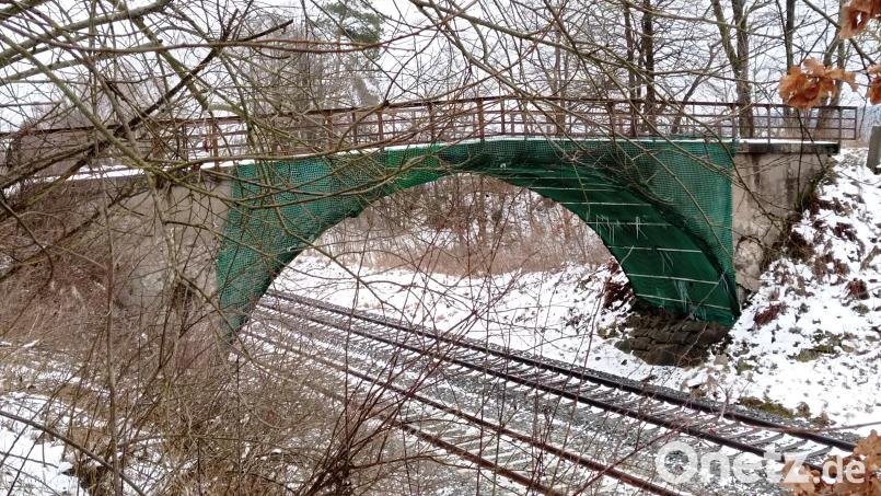 Der Abriss einer maroden Bahnüberführung ist im nächsten Jahr geplant. Die Kosten trägt die Stadt Waldershof. Bild: fpoz