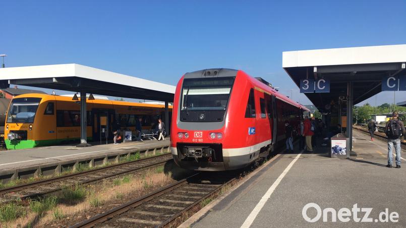 Zwei Züge stehen im Schwandorfer Bahnhof zur Abfahrt bereit: Wer fünf Stunden mit der Bahn unterwegs sein will, kommt von hier aus bis nach Köln, hinter Wien und sogar nach Italien. Archivbild: ihl