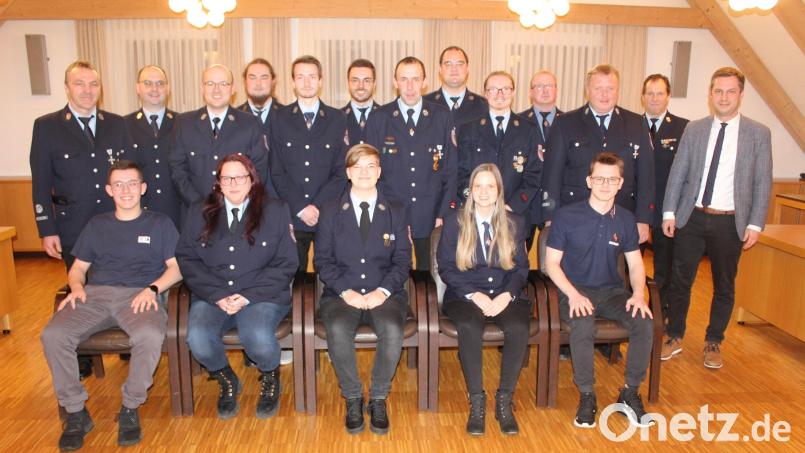 Die Beförderten mit den Feuerwehrverantwortlichen und Gästen Paul Pöllath (vorne, von links), Mary Ann Maurus, Luisa Käß, Sophia Käß und Jannick Lang sowie (hinten, von links) Kommandant Gerhard Horn, Michael Knott, Stefan Kausler, Christian Wartinger, Harald Schmidt, Sebastian Bayer, Benjamin Becher, Florian Pöllath, Daniel Wartinger, Alexander Hecht, Thomas Pelzer, Kreisbrandmeister Peter Prechtl und Bürgermeister Wolfgang Söllner. Bild: soj