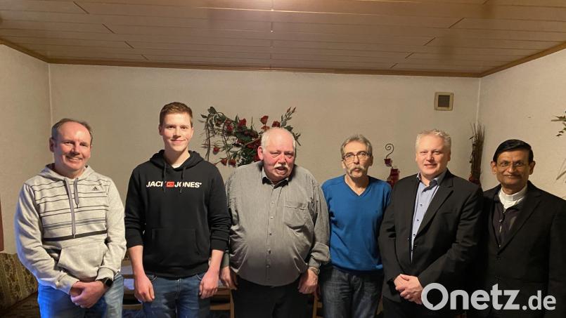 Ehrungen rundeten die Jahreshauptversammlung des Kirchenthumbacher Imkervereins ab: (von links) Gerhard Hagen, Zweiter Vorsitzender Simon Böhme, Vorsitzender Reinhold Ziegler, Dietmar Weinl, Bürgermeister Jürgen Kürzinger und Pfarrer Augustin Lobo. Bild: msk