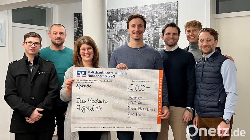 Kassier Ilja Weber und Vorsitzende Julia Zimmer (Zweiter und Dritte von links) erhalten von Round Table Präsident Marc Lohse (Mitte) und den aktiven Tablern Severin Hirmer, Florian Groche und Matthias Baumann (von rechts) den Scheck über 12.000 Euro zur Förderung der Jugendarbeit in Weiden und der Region. Bild: Benjamin Kahnes (das Magische Projekt e.V.)/exb