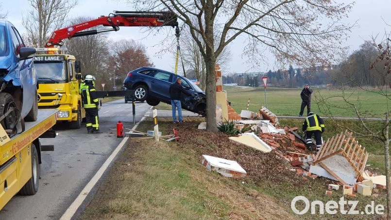 Die Kapelle ist bei dem Unfall komplett zerstört worden. Bild: FF Thalmassing