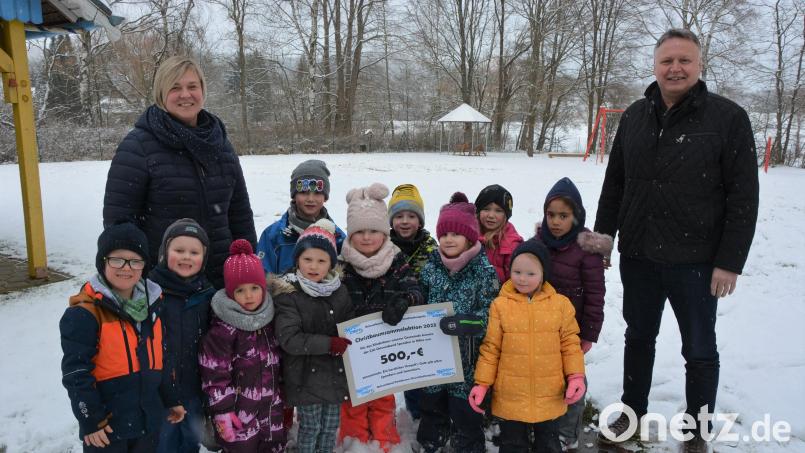 CSU-Ortsvorsitzender Josef Hollmann überreichte an Johanniter-Kinderhausleiterin Sabine Doss eine Spende in Höhe von 500 Euro, den Erlös der Christbaumabholaktion im Gemeindegebiet. Bild: jr