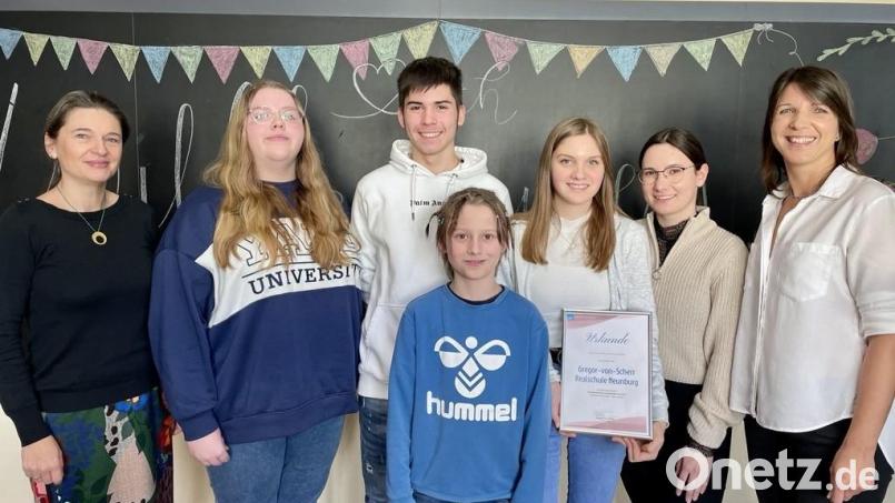Realschuldirektorin Diana Schmidberger freute sich mit den Schülersprechern und Sozialkundelehrerin Kerstin Kreitinger über den Erfolg. Bild: Kreitinger/exb