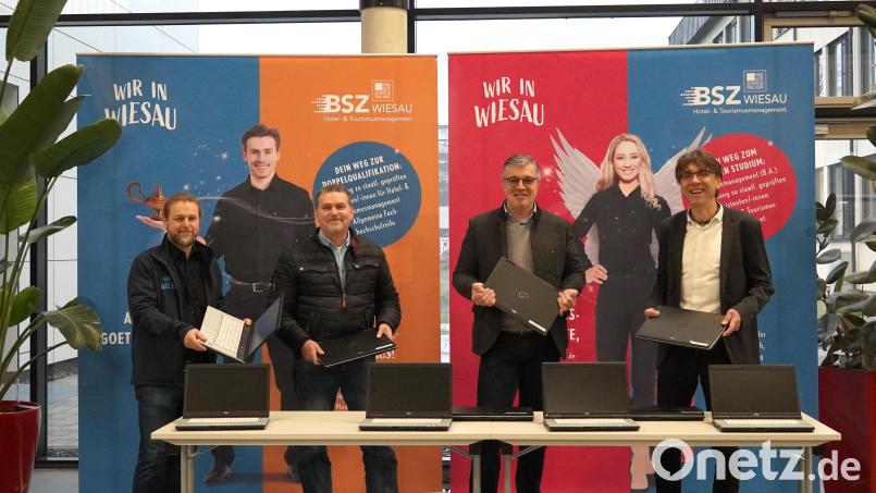 André Putzlocher, Leiter der Tourismusschule, Rudolf Kreuzer (Kolping), Rotary-Präsident Christian Schönberger und Berufsschulleiter Thomas Metzler (von links) bei der Übergabe der Laptops. Bild: BSZ Wiesau/exb