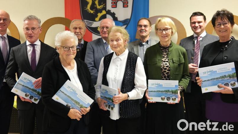 Der Landkreis ehrte die Wegbegleiter der Seniorenarbeit. Das Bild zeigt von links: Walter Jonas, Werner Heß, Irmgard Gietl, Hans Schuierer, Volker Liedtke, Sigrid Ullwer-Paul, Otmar Poguntke, Regina Suttner, Thomas Ebeling und Marlies Hoffmann. Bild: Hirsch