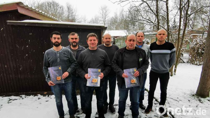 Urkunden und Ehrennadeln erhalten für 20 Jahre Martin Ertl, Josef Bayer und Karl-Heinz Distner (vorne, von links). Für die Treue dankten Hans Zierer, Martin Eckert, Stefan Schmid und Martin Hauser (hinten, von links) im Namen des Vereins. Bild: gz
