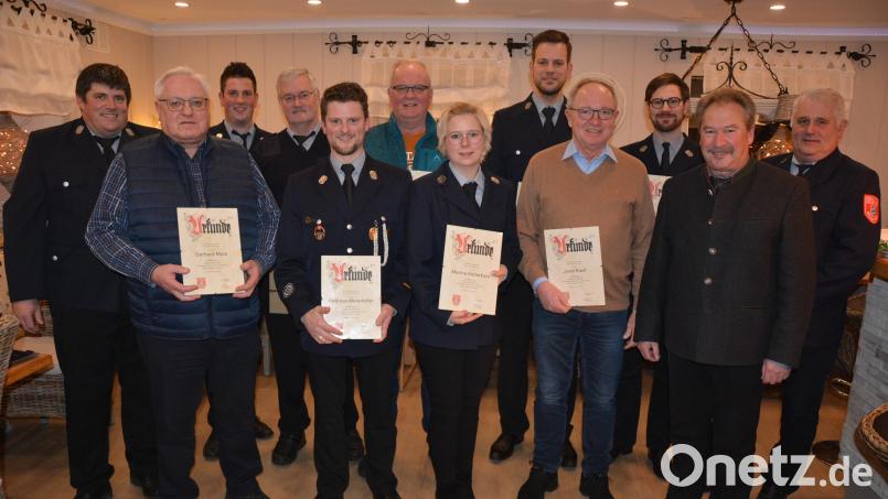 Jahrzehntelang treue Mitglieder ehrte die Feuerwehr Großensterz in ihrer Jahreshauptversammlung. Im Bild die Geehrten mit Vorsitzendem Matthias Burger (links) und Zweitem Bürgermeister Johann Brandl (Zweiter von rechts). Bild: jr