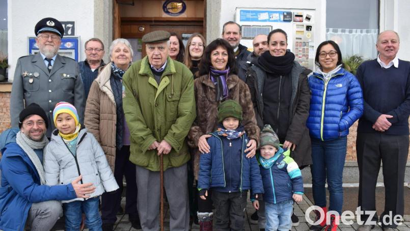 Viele Gratulanten ließen Josef Hart zu seinem 95. Geburtstag hochleben. Allen voran seine Familie und die Vertreter der Stadt und der Vereine. Bild: bnr