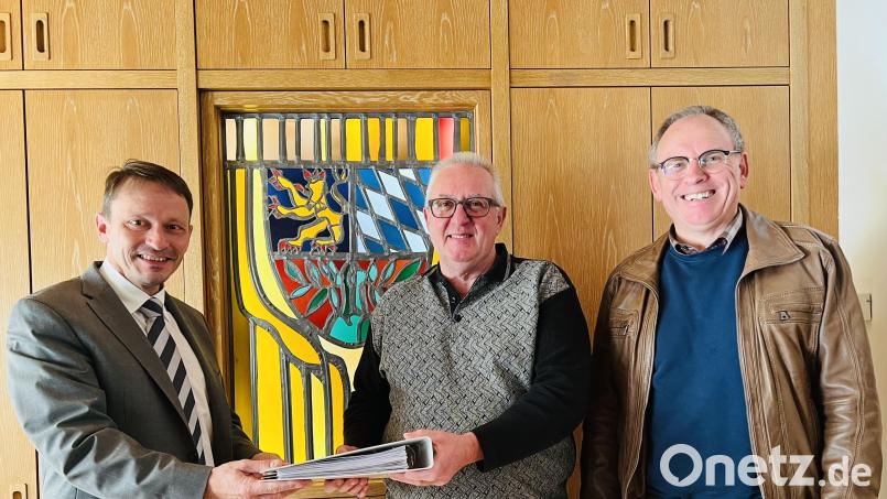 Nach der Vereinsauflösung spenden die Hammerweg-Schützen den Rest aus ihrer Vereinskasse für gemeinnützige Zwecke. (von links) Jens Meyer, Hubert Heckl und Johann Bäumler. Bild: Pressestelle Stadt Weiden/exb
