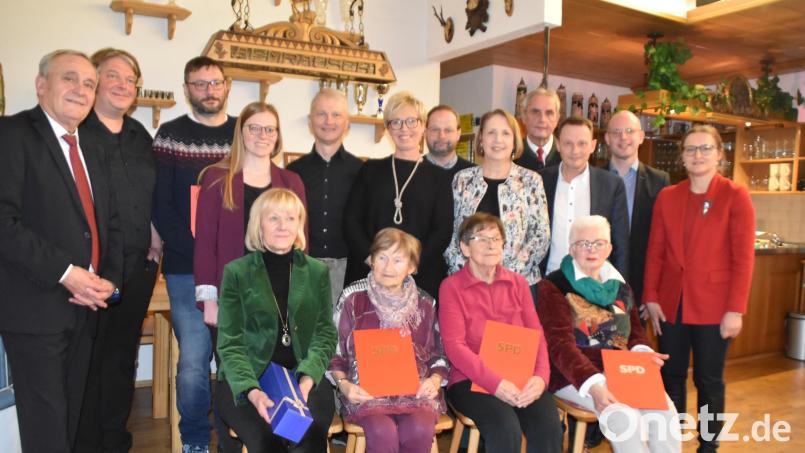 Die Geehrten stellen sich zum Erinnerungsfoto bei der Jubiläumsfeier des SPD-Ortsvereins Weiden-Ost auf. Bild: hcz