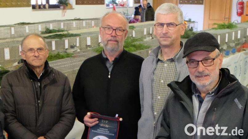 Reiner Bergler und Berthold Fröhlich sind die Vereinsmeister des Jahres 2022 im Flosser Kleintierzuchtverein, worüber sich auch Marktmeister Karl Kraus und der Vorsitzende des Kreisverbands Neustadt/WN im Verband bayerischer Rassegeflügelzüchter, Rainer Bauer, freuen (von links ).
Bild: le Bild: le