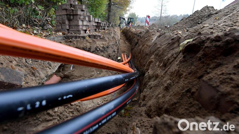 So schaut es bald in vielen Straßen in Sulzbach-Rosenberg und Poppenricht aus: Die Ausbauarbeiten für das Glasfasernetz beginnen im Februar - und werden sich viele Monate ziehen. Symbolbild: Carsten Rehder/dpa