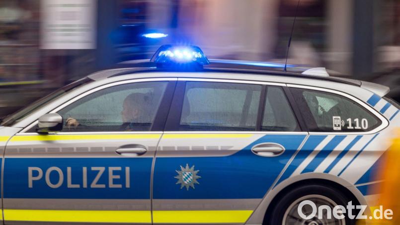 Eigentlich ging es nur um eine Unfallflucht in Bayreuth. Doch der mutmaßliche Täter versteckte sich vor der Polizei. Symbolbild: Peter Kneffel/dpa