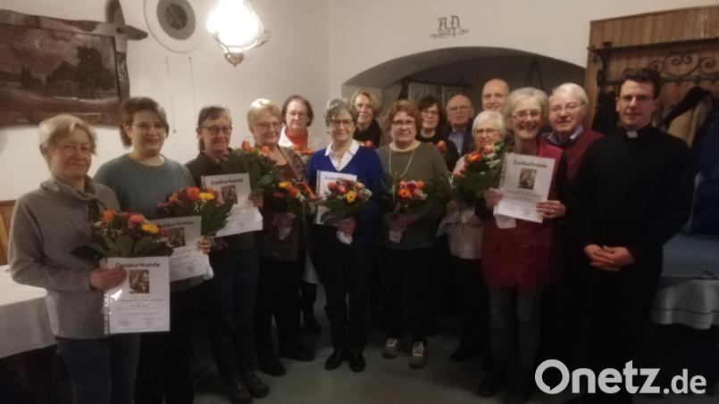 Kirchenchor der Pfarreiengemeinschaft Mantel-Neunkirchen löst sich auf. Zum Abschluss dankte die Pfarrei noch einmal den langjährigen Sängern. Bild: Pfarrei mantel-Neunkirchen/exb