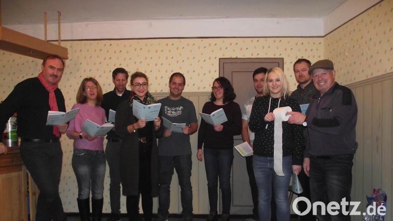 Vorfreude auf das diesjährige Theaterstück des Muglhofer Theaterverein herrscht bei den Laiendarstellern bei der Vergabe der Rollenzettel durch Spielleiter Hans Gösl (rechts). Die Akteure sind (von links) Franz Voith, Christina Schmaus, Martin Vitzthum, Vanessa Tretter, Markus Balk, Sandra Keim, Thomas Balk, Doris Duhr und Martin Duhr. Bild: ror